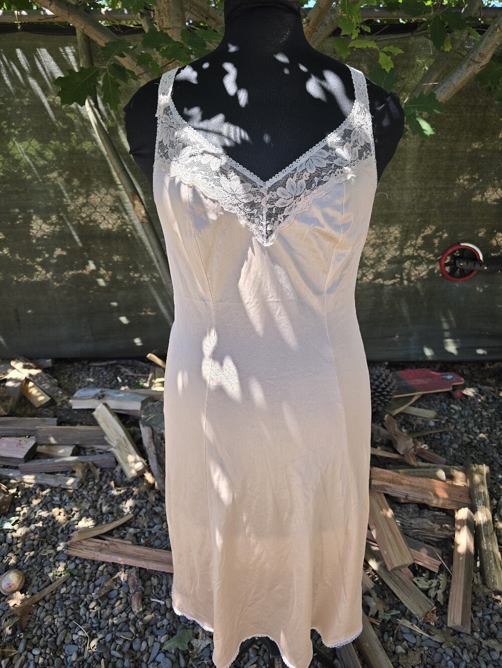 Vtg 70's Tan Lace-Trim Slip Dress Soft Girl Coquette Pin-Up Boudoir Romantic